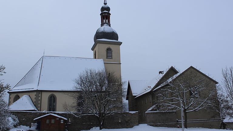 Die ehemalige Wiesenbronner Schule (rechts) könnte in Zukunft durch die Gemeinde genutzt werden. Für den Kirchturm lag ein Antrag des Pfarramts zu Sanierung vor. Die ehemalige Wiesenbronner Schule (rechts) könnte in Zukunft durch die Gemeinde genutzt werden. Für den Kirchturm lag ein Antrag des Pfarramts zu Sanierung vor.