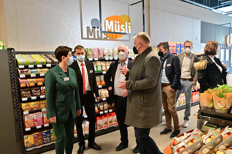 Bei einem Rundgang durch den Markt informierten sich Altbürgermeister Peter Stichler (Dritter von links) und Bürgermeister Alexander Knahn (Fünfter von links) über das Angebot. Bei einem Rundgang durch den Markt informierten sich Altbürgermeister Peter Stichler (Dritter von links) und Bürgermeister Alexander Knahn (Fünfter von links) über das Angebot.