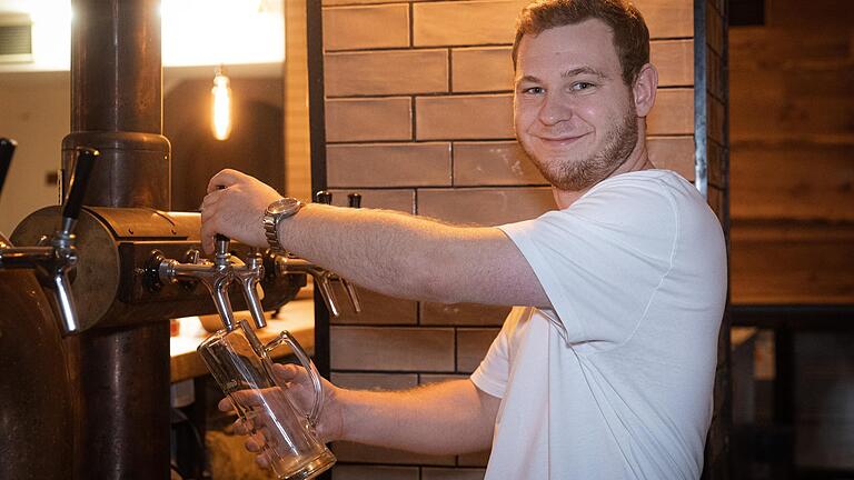 Der künftige Wirt Julius Thyssen am Zapfhahn im Brauhaus in Würzburg. Im September soll es im Keller der Burkarder Straße weder zur Sache gehen – erst mit einem Soft-Opening, nach dem Stadtfest dann wieder Vollgas wie früher mit billigem Studentenmontag oder den Kieznächten im Fasching. Der künftige Wirt Julius Thyssen am Zapfhahn im Brauhaus in Würzburg. Im September soll es im Keller der Burkarder Straße weder zur Sache gehen – erst mit einem Soft-Opening, nach dem Stadtfest dann wieder Vollgas wie früher mit billigem Studentenmontag oder den Kieznächten im Fasching.