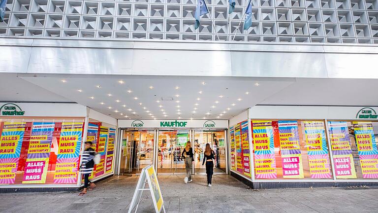 Bei der Galeria Kaufhof-Filiale in Schweinfurt gibt es seit Wochen einen Lagerverkauf. Aufgrund der Insolvenz des Konzerns wird die Filiale Ende Januar 2024 geschlossen. Bei der Galeria Kaufhof-Filiale in Schweinfurt gibt es seit Wochen einen Lagerverkauf. Aufgrund der Insolvenz des Konzerns wird die Filiale Ende Januar 2024 geschlossen.