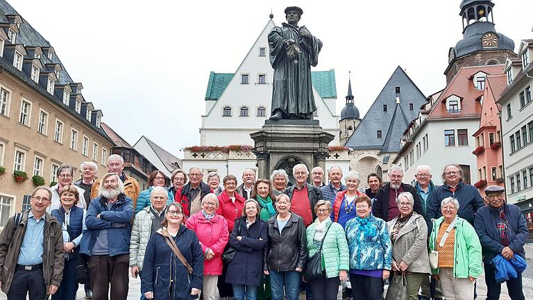 Auf den Spuren Martin Luthers reiste der Historische Verein Karlstadt auch in dessen Geburtsstadt Eisleben. Die Teilnehmer stehen vor dem Denkmal des Reformators und neben dem Sterbehaus, heute Hotel (links), auf dem Marktplatz.