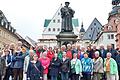 Auf den Spuren Martin Luthers reiste der Historische Verein Karlstadt auch in dessen Geburtsstadt Eisleben. Die Teilnehmer stehen vor dem Denkmal des Reformators und neben dem Sterbehaus, heute Hotel (links), auf dem Marktplatz.
