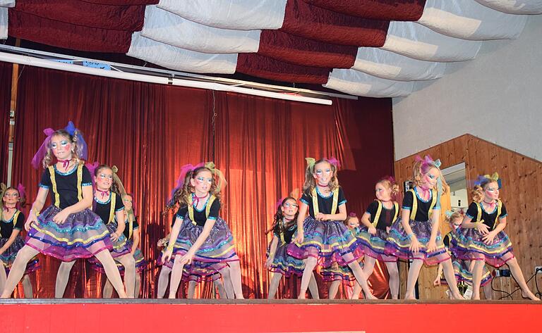 Mit ihrer Show "Tanzende Puppen" brachten die TSV-Tanzminis beim Bunten Abend Karlburg farbige Kostüme gepaart mit anmutigen Bewegungen auf die Bühne der Karolingerhalle. Mit ihrer Show "Tanzende Puppen" brachten die TSV-Tanzminis beim Bunten Abend Karlburg farbige Kostüme gepaart mit anmutigen Bewegungen auf die Bühne der Karolingerhalle.