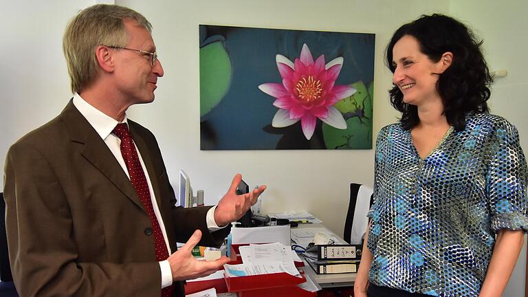 Freuen sich auf die Zusammenarbeit: Professor Peter M. Kern vom Universitätsklinikum Fulda und Dr. Özlem Anvari, die Leiterin der medizinischen Ambulanz im Ankerzentrum.