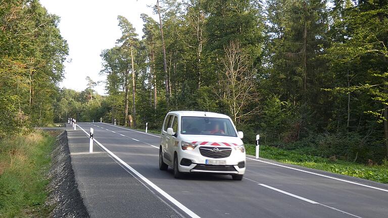 Die Kreisstraße HAS46 zwischen dem Pfarrweisacher Ortsteil Lichtenstein und dem Untermerzbacher Ortsteil Buch ist nun nach der Sanierung verkehrssicherer geworden.