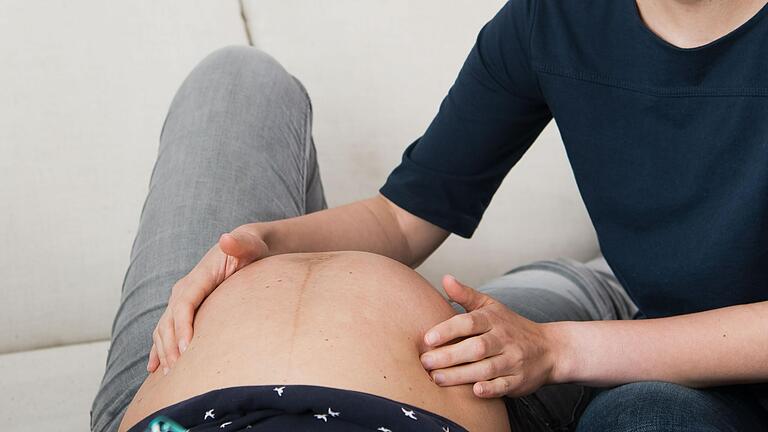 Im dualen Studium zur Hebamme lernen die jungen Frauen die Geburtsvorbereitung, Geburtsbegleitung und Geburtsnachsorge. Im dualen Studium zur Hebamme lernen die jungen Frauen die Geburtsvorbereitung, Geburtsbegleitung und Geburtsnachsorge.