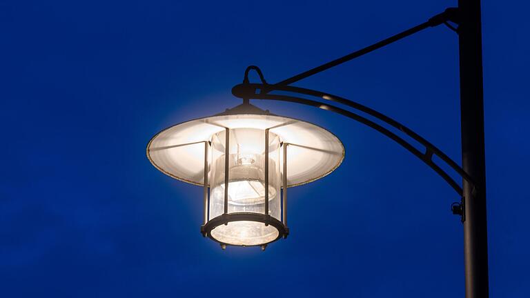 Mitten in der Nacht kann die Straßenlaterne auch mal ausgeschaltet werden, dachten sich die Dettelbacher. Doch was hat es bisher gebracht. Wie viel Energie wurde eigentlich eingespart? Mitten in der Nacht kann die Straßenlaterne auch mal ausgeschaltet werden, dachten sich die Dettelbacher. Doch was hat es bisher gebracht. Wie viel Energie wurde eigentlich eingespart? 