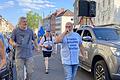 Auch nach Corona findet in Schweinfurt immer noch jede Woche eine Sonntagsdemonstration statt. Über Lautsprecher tragen Stefan Hähnlein (rechts) und Mitdemonstrierende in vorgefertigten Dialogen ihre Standpunkte und Forderungen vor. Das gefällt nicht allen entlang der Strecke.