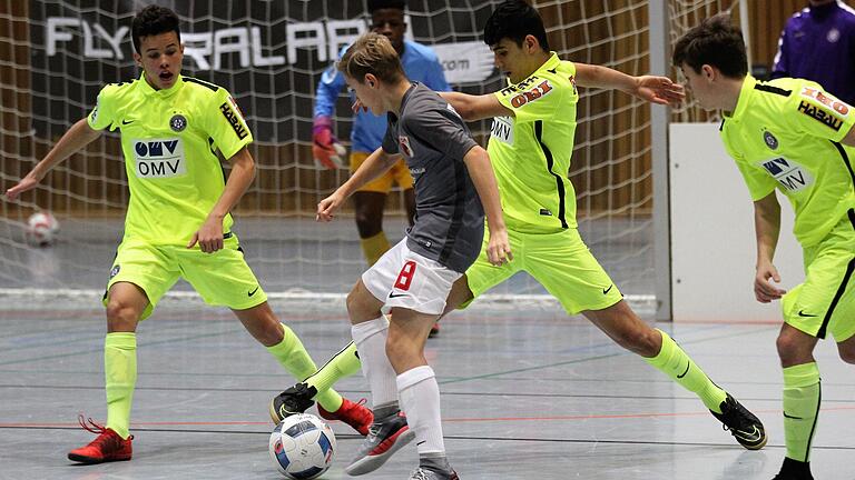 Der FK Austria Wien (in gelben Trikots) und der FC Augsburg nehmen auch in diesem Jahr am internationalen Hallenturnier der U-15-Junioren in Würzburg teil. Das von den Würzburger Kickers veranstaltete Turnier findet in diesem Jahr zum 20. Mal statt.