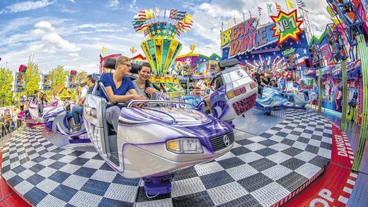 Runde Sache: 220 000 Besucher kamen zum Frühjahrsvolksfest auf die Talavera - (ej) Es war ein gerechter Ausgleich für das eisige Frühjahrsvolksfest im vergangenen Jahr. Da kamen gerade mal 100 000 Besucher auf die Talavera. Und nun diese Zahl: Der erste Rummel der Saison 2014 lockte sage und schreibe 220 000 Fans auf den Festplatz und ins Zelt. Kein Wunder, dass der städtische Organisator Johann Obermeier von einer hervorragenden Veranstaltung sprach. Auch am Abschluss-Wochenende hielt der positive Trend an und die Schausteller und ihre Karussells wurden förmlich belagert. „Wir sind alle sehr zufrieden“, sagte Obermeier stellvertretend für Schausteller und Festwirt. Alle Hände voll zu tun hatten die Helfer des Bayerischen Roten Kreuzes. Laut einer Mitteilung mussten die ehrenamtlichen Sanis 60 Rummelbesucher behandeln. BRK-Bereitschaftsleiter Michael Schwarz: „Zehn Patienten kamen zur weiteren Diagnostik in Würzburger Kliniken, fünf Patienten mussten wir als 'ernst erkrankt' einstufen, meist Herzerkrankungen und Alkoholvergiftungen.“ Neunmal versorgten die Sanis Kopfverletzungen, nachdem Bierkrüge geflogen waren. Der jüngste Patient mit Alkoholvergiftung zählte 16 Jahre. Runde Sache: 220 000 Besucher kamen zum Frühjahrsvolksfest auf die Talavera - (ej) Es war ein gerechter Ausgleich für das eisige Frühjahrsvolksfest im vergangenen Jahr. Da kamen gerade mal 100 000 Besucher auf die Talavera. Und nun diese Zahl: Der erste Rummel der Saison 2014 lockte sage und schreibe 220 000 Fans auf den Festplatz und ins Zelt. Kein Wunder, dass der städtische Organisator Johann Obermeier von einer hervorragenden Veranstaltung sprach. Auch am Abschluss-Wochenende hielt der positive Trend an und die Schausteller und ihre Karussells wurden förmlich belagert. „Wir sind alle sehr zufrieden“, sagte Obermeier stellvertretend für Schausteller und Festwirt. Alle Hände voll zu tun hatten die Helfer des Bayerischen Roten Kreuzes. Laut einer Mitteilung mussten die ehrenamtlichen Sanis 60 Rummelbesucher behandeln. BRK-Bereitschaftsleiter Michael Schwarz: „Zehn Patienten kamen zur weiteren Diagnostik in Würzburger Kliniken, fünf Patienten mussten wir als 'ernst erkrankt' einstufen, meist Herzerkrankungen und Alkoholvergiftungen.“ Neunmal versorgten die Sanis Kopfverletzungen, nachdem Bierkrüge geflogen waren. Der jüngste Patient mit Alkoholvergiftung zählte 16 Jahre.