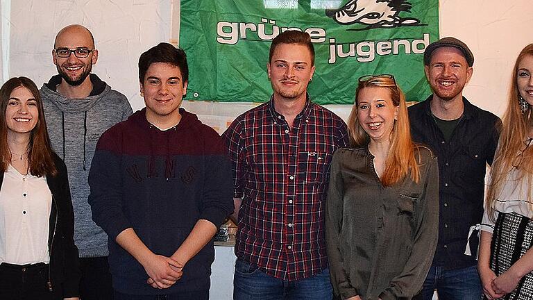 Pressemitteliung Bündnis 90/Die Grünen - Kreisverband Haßberge       -  Gründungsmitglieder der Grünen Jugend Main-Saale: (von links) Sandra Weipert, Oliver Eckardt, Jan-Malte Korff, Joschua Wolf, Irina, Hönig, Fynn Drees, Marie Kaiser.