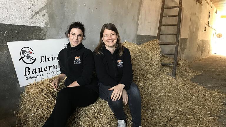 Julia Schmidt und Katja Dallmann von Elviras Bauernladen in der Scheune, die demnächst zum Schlachthaus wird. Julia Schmidt und Katja Dallmann von Elviras Bauernladen in der Scheune, die demnächst zum Schlachthaus wird.