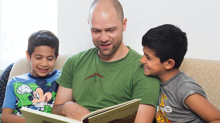 Familienpatenschaften haben viele Gesichter. Auf unserem Symbolbild ist es schlicht eine Vorlesestunde für die Kinder. Ziel ist aber immer, Familien denen aus unterschiedlichsten Gründen 'gerade alles zu viel ist', Entlastung und Freiräume zu schaffen. Familienpatenschaften haben viele Gesichter. Auf unserem Symbolbild ist es schlicht eine Vorlesestunde für die Kinder. Ziel ist aber immer, Familien denen aus unterschiedlichsten Gründen 'gerade alles zu viel ist', Entlastung und Freiräume zu schaffen.