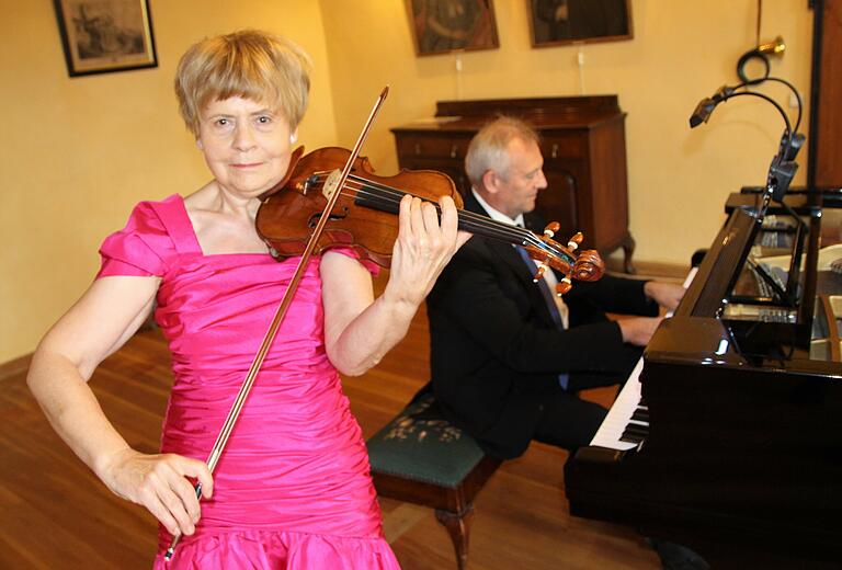 Unter dem Motto 'Vom böhmischen Musikantentum' spielten Violinistin Eva Wengoborski-Sohni und Pianist Rudolf Ramming Werke der größten Meister tschechischer Musik. Unter dem Motto 'Vom böhmischen Musikantentum' spielten Violinistin Eva Wengoborski-Sohni und Pianist Rudolf Ramming Werke der größten Meister tschechischer Musik.