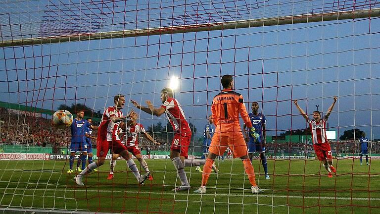 Magischer Pokalabend: Luca Pfeiffer erzielt das 3:3 gegen die TSG Hoffenheim. 2019 unterlagen die Rothosen erst im Elfmeterschießen. Einen Erstligisten ausschalten konnten die Kickers noch nie.