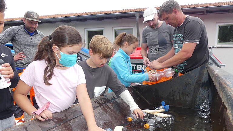 Stapellauf: In der Bauhof-Baggerschaufel wurde getestet, ob die Plastikboote schwimmen.