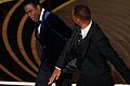 Will Smith (rechts) schlägt Moderator Chris Rock auf der Bühne bei der 94. Verleihung der Academy Awards in Hollywood.