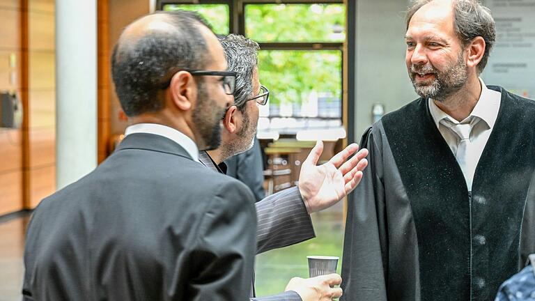 Sie ringen hinter verschlossenen Türen und in Prozesspausen um die richtige Sicht im Fall des getöteten 14-Jährigen aus Lohr: (von links) die Verteidiger Roj Khalaf und Hanjo Schrepfer mit Oberstaatsanwalt Thorsten Seebach am Landgericht Würzburg. Sie ringen hinter verschlossenen Türen und in Prozesspausen um die richtige Sicht im Fall des getöteten 14-Jährigen aus Lohr: (von links) die Verteidiger Roj Khalaf und Hanjo Schrepfer mit Oberstaatsanwalt Thorsten Seebach am Landgericht Würzburg.