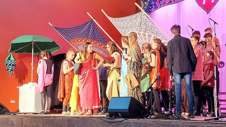 Bereits 2022 führten Jugendliche ein biblisches Musical im Bollywood-Stil in der Mehrzweckhalle in Karbach auf. An diesem Samstag erzählt ein Junior-Chor die Geschichte der Schöpfung. Bereits 2022 führten Jugendliche ein biblisches Musical im Bollywood-Stil in der Mehrzweckhalle in Karbach auf. An diesem Samstag erzählt ein Junior-Chor die Geschichte der Schöpfung.