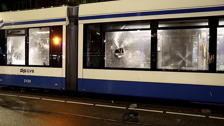 Erneut Unruhen in Amsterdam - Erneut haben junge Männer in der niederländischen Hauptstadt randaliert. Eine Straßenbahn ging in Flammen auf. Erneut Unruhen in Amsterdam - Erneut haben junge Männer in der niederländischen Hauptstadt randaliert. Eine Straßenbahn ging in Flammen auf.