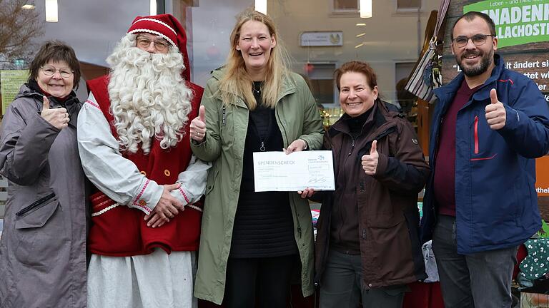 Freude über einen Scheck über 5000 Euro am Nikolaustag (von links: Sylvia Münzner (Kassenwartin), Nikolaus, Sandra Knaus (geschäftsführende Gesellschafterin der Helmut Knaus KG Campingparks), Susanne Pfeuffer (1. Vorsitzende des Lebenshofes) und Prokurist Markus Reuß).