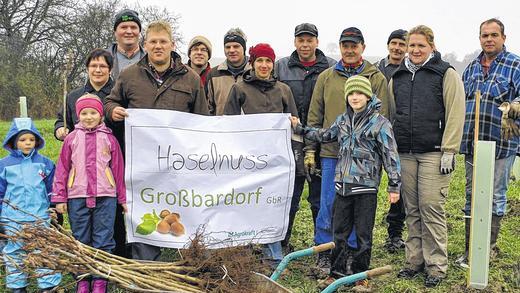Großer Pflanztag: Die &bdquo;Haselnuss Großbardorf GbR&ldquo; mit insgesamt 17 Gesellschaftern brachte am Samstag 600 Haselnussbäume in die Erde.