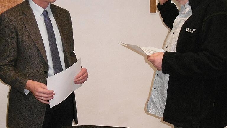 Scheidt als Gemeinderat vereidigt - (hn) Peter Scheidt (rechts) ist neuer Gemeinderat in Gössenheim. Er wurde am Donnerstagabend in der Sitzung des Gemeinderates von Bürgermeister Erich Fenn (links) vereidigt. Scheidt rückt im Gemeinderat für das verstorbene Ratsmitglied Roland Manke nach. Scheidt als Gemeinderat vereidigt - (hn) Peter Scheidt (rechts) ist neuer Gemeinderat in Gössenheim. Er wurde am Donnerstagabend in der Sitzung des Gemeinderates von Bürgermeister Erich Fenn (links) vereidigt. Scheidt rückt im Gemeinderat für das verstorbene Ratsmitglied Roland Manke nach.
