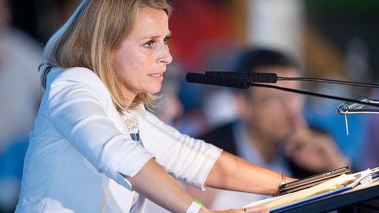 Die 36-jährige Bundestagsabgeordnete Corinna Miazga aus Straubing ist auf einem turbulenten Parteitag überraschend zur neuen Landeschefin der AfD in Bayern gewählt worden.