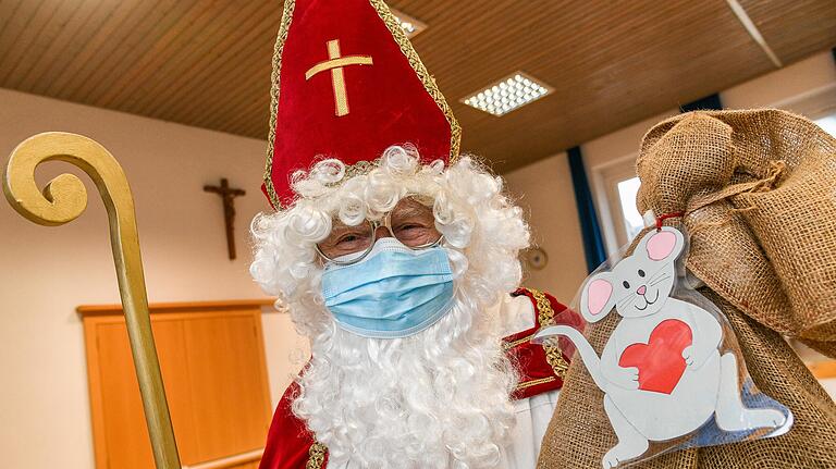 Josef Hörning als Nikolaus zeigt den Sack mit den Geschenken für die Mäusegruppe. Die Geschenke verteilte er in diesem Jahr nicht selbst, sondern gab sie den Erzieherinnen mit in die Gruppen. Josef Hörning als Nikolaus zeigt den Sack mit den Geschenken für die Mäusegruppe. Die Geschenke verteilte er in diesem Jahr nicht selbst, sondern gab sie den Erzieherinnen mit in die Gruppen.