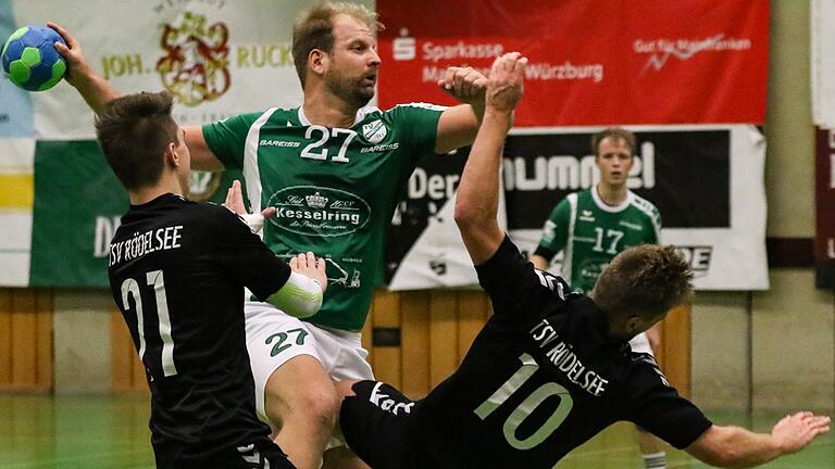 Handball auf Bezirksebene geht wieder los: In dieser Szene nimmt Johannes Brückner (TV Marktsteft, Mitte) gegen die Rödelseer Jens Arlt (links) und Thomas Endriß den Wurf. Die Bezirksoberliga teilt sich in dieser Saison auf zwei Siebener-Gruppe auf. Marktbreit und Rödelsee begegnen sich in Staffel A. Handball auf Bezirksebene geht wieder los: In dieser Szene nimmt Johannes Brückner (TV Marktsteft, Mitte) gegen die Rödelseer Jens Arlt (links) und Thomas Endriß den Wurf. Die Bezirksoberliga teilt sich in dieser Saison auf zwei Siebener-Gruppe auf. Marktbreit und Rödelsee begegnen sich in Staffel A.