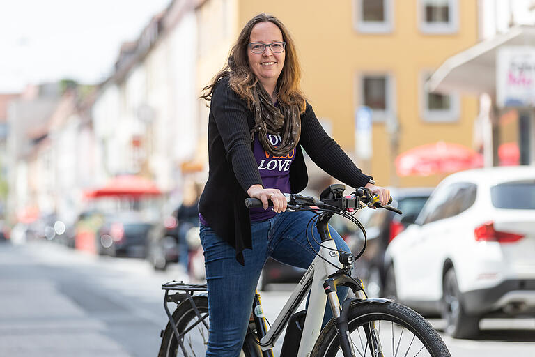 Das Rad ist ihr Markenzeichen: Lore Koerber-Becker will im Herbst 2023 Nachfolgerin der SPD-Bezirksrätin Marion Schäfer-Blake werden. Das Rad ist ihr Markenzeichen: Lore Koerber-Becker will im Herbst 2023 Nachfolgerin der SPD-Bezirksrätin Marion Schäfer-Blake werden.