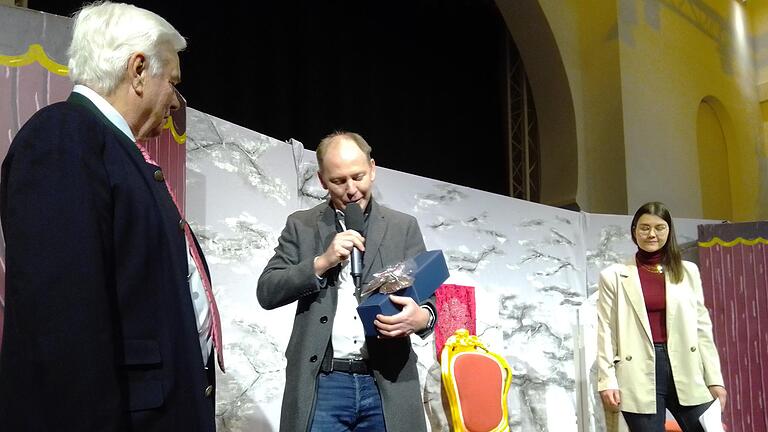 Oberbürgermeister Stefan Güntner (Mitte) bedankt sich bei Bernhard Lenz für die großzügige Spende. Hanna Schuh von jungStil begrüßte anschließend mehr als 300 Kindergartenkinder in der Alten Synagoge. Oberbürgermeister Stefan Güntner (Mitte) bedankt sich bei Bernhard Lenz für die großzügige Spende. Hanna Schuh von jungStil begrüßte anschließend mehr als 300 Kindergartenkinder in der Alten Synagoge.
