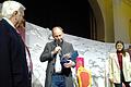 Oberbürgermeister Stefan Güntner (Mitte) bedankt sich bei Bernhard Lenz für die großzügige Spende. Hanna Schuh von jungStil begrüßte anschließend mehr als 300 Kindergartenkinder in der Alten Synagoge.