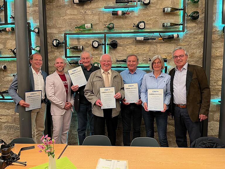 Ehrungen bei der CSU Iphofen (von links): Matthias Schuhmann, Andreas Laacke, Johann Ruck, Joseph Schmer, Franz Brosch, Heike Müller sowie Uwe Matheus. Ehrungen bei der CSU Iphofen (von links): Matthias Schuhmann, Andreas Laacke, Johann Ruck, Joseph Schmer, Franz Brosch, Heike Müller sowie Uwe Matheus.