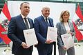 Drei Mitte-Parteien bilden Koalition in Österreich       -  Die neue Dreier-Koalition in Österreich hat ein 200-seitiges Arbeitsprogramm vorgelegt.