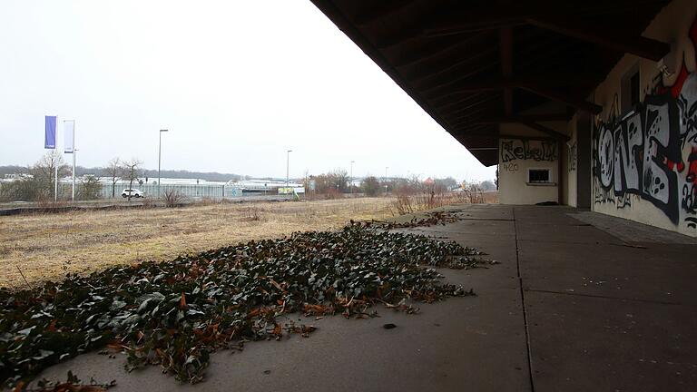 Der alte Etwashäuser Bahnhof ist derzeit ein Lost Place. Bald könnte hier, direkt neben der Nordtangente, das Wohngebiet 'Gartenstadt' entstehen.