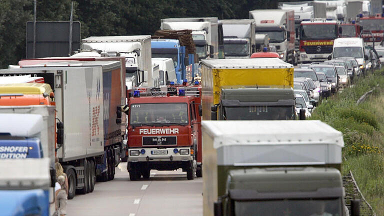 Main-Post Auto & Verkehr, Folge 5: Rettungsgassen retten Leben - Wenn's auf der Autobahn kracht, dann zählt für Rettungskräfte oftmals jede Sekunde, um an die Verletzten zu kommen. Main-Post Auto & Verkehr, Folge 5: Rettungsgassen retten Leben - Wenn's auf der Autobahn kracht, dann zählt für Rettungskräfte oftmals jede Sekunde, um an die Verletzten zu kommen.
