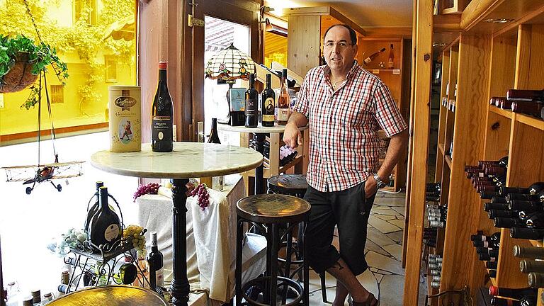 Seit 15 Jahren betreibt Krzystof Hartmann an der Lohrtorstraße ein Wein- und Tabakwarengeschäft; nun zieht er an die Turmstraße um. Seit 15 Jahren betreibt Krzystof Hartmann an der Lohrtorstraße ein Wein- und Tabakwarengeschäft; nun zieht er an die Turmstraße um.