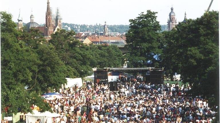 Festival: Wie sich das U&D in Würzburg verändert hat - Anfang der 1990er entschieden sich die Organisatoren dazu, das Festival auf den Würzburger Mainwiesen zu veranstalten. Denn die bisherigen Spielstätten wurden zu klein. Diese Aufnahme ist laut Organisatoren vermutlich beim fünften U&D im Jahr 1992 entstanden. Festival: Wie sich das U&D in Würzburg verändert hat - Anfang der 1990er entschieden sich die Organisatoren dazu, das Festival auf den Würzburger Mainwiesen zu veranstalten. Denn die bisherigen Spielstätten wurden zu klein. Diese Aufnahme ist laut Organisatoren vermutlich beim fünften U&D im Jahr 1992 entstanden.