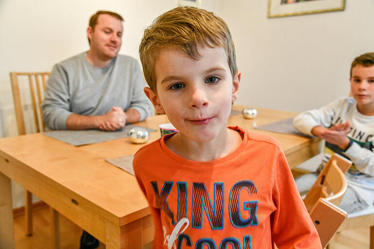 Simon Bauer aus Würzburg lächelt. Ein ausgebildeter Autismus-Begleithund wäre für ihn eine große Hilfe. Simon Bauer aus Würzburg lächelt. Ein ausgebildeter Autismus-Begleithund wäre für ihn eine große Hilfe. 