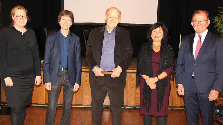 Verleihung der Literaturpreise 2021 an der Deutschen Akademie für Kinder- und Jugendliteratur: (von links) Akademiepräsidentin Claudia Maria Pecher, Stefan Hauck (Volkacher Taler), Franz Hohler (Großer Preis), Beate Zekorn-von Bebenburg (Volkacher Taler) und Bezirkstagspräsident Erwin Dotzel.