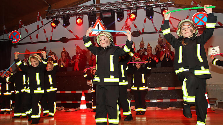 Einsatzbereit waren die tanzenden Feuerwehrleute der WCC-Küken.