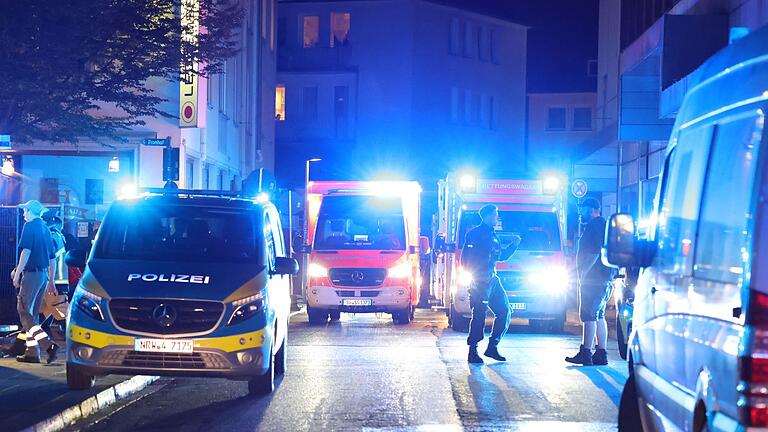 Todesopfer bei Attacke auf Solinger Stadtfest       -  Polizei und Rettungswagen stehen in der Nähe des Einsatzortes.