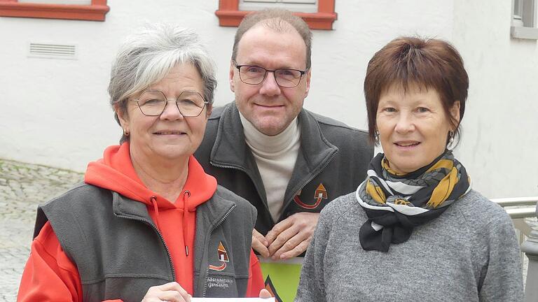 Die Nachbarschaftshilfe Gerolzhofen freut sich über eine Spende in Höhe 280 Euro. Von links Koordinatorin Edith Kimmel, Pastoralreferent Stephan Tengler  und Ida Müller.