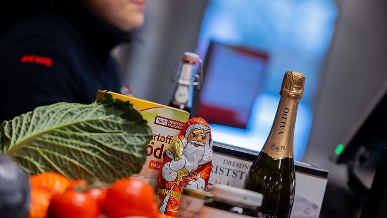 Weihnachtseinkauf im Supermarkt       -  Der Weihnachtseinkauf kann - je nach Produktauswahl - in diesem Jahr etwas teurer sein als 2023.