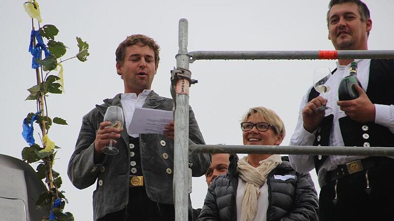 Manuel Appold (links) und Timo Markert von der Firma Markert aus Albertshofen waren für den Richtspruch auf dem ehemaligen Brauereigelände zuständig. Die technische Leiterin auf der Baustelle, Martina Raymanns (Mitte), versenkte den letzten Nagel in den Balken.