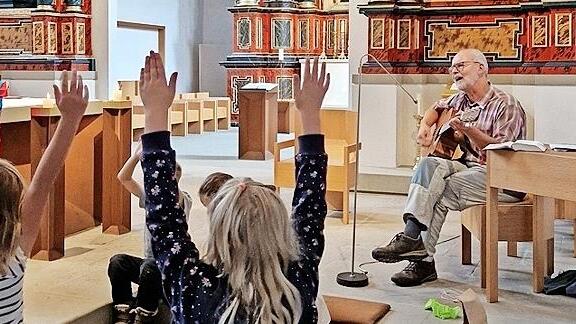 Domkapitular Armin Haas spielte beim Abschlussgottesdienst des Gipfelsturms auf den Volkersberg Gitarre. - Domkapitular Armin Haas spielte beim Abschlussgottesdienst des Gipfelsturms auf den Volkersberg Gitarre. Domkapitular Armin Haas spielte beim Abschlussgottesdienst des Gipfelsturms auf den Volkersberg Gitarre. - Domkapitular Armin Haas spielte beim Abschlussgottesdienst des Gipfelsturms auf den Volkersberg Gitarre.