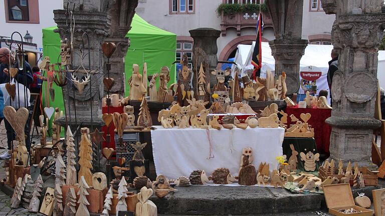 Der Marktbrunnen wurde zum Ausstellungsstand. - Der Marktbrunnen wurde zum Ausstellungsstand. Der Marktbrunnen wurde zum Ausstellungsstand. - Der Marktbrunnen wurde zum Ausstellungsstand.