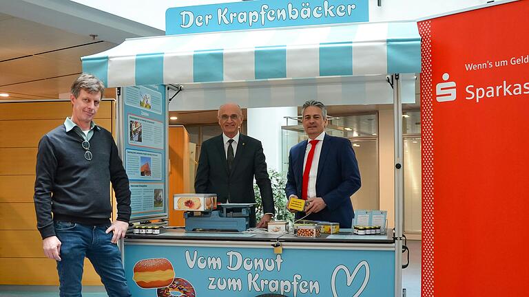 Das Foto zeigt (von links): Sebastian Rehm (Geschäftsführer 'Allianz Main &amp; Haßberge'), Landrat Wilhelm Schneider und den Sparkassen-Vorstandsvorsitzenden Peter Schleich.