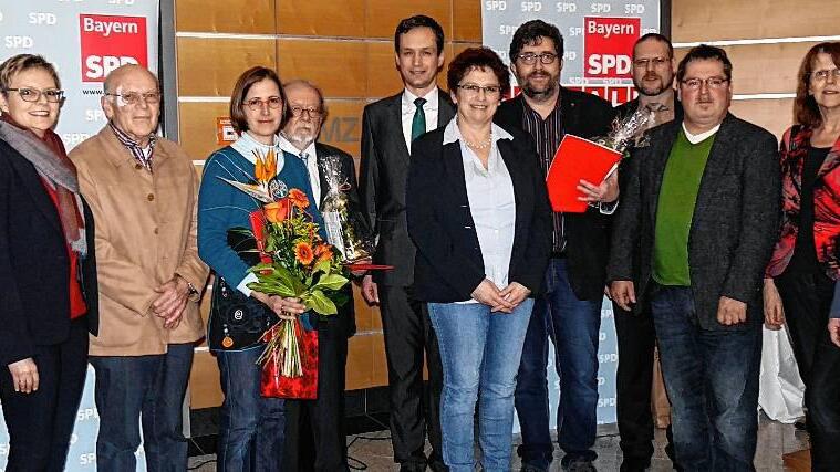 Mit Ehrungen in ein Jahr voll neuer Herausforderungen: Im Bild Gemeinderätin Zehra Akcay (SPD Dittelbrunn), Sabine Dittmar, MdB, Jubilar Franz Wiedorfer (20 Jahre in der SPD), Barbara Helmreich und Klaus Kräuter (beide geehrt für 25 Jahre Parteimitgliedschaft), Landrat Florian Töpper, Gemeinderätin Angelika Markert (SPD Holzhausen/Pfändhausen), Uwe Klein (30 Jahre SPD-Mitglied), Jochen Kraft, Vize-Unterbezirksvorsitzender, Kai Niklaus, Vorsitzender der Landkreis-SPD, Kathi Petersen, MdL, sowie Peter Härterich, Vorsitzender des SPD-Dachverbands Dittelbrunn. Mit Ehrungen in ein Jahr voll neuer Herausforderungen: Im Bild Gemeinderätin Zehra Akcay (SPD Dittelbrunn), Sabine Dittmar, MdB, Jubilar Franz Wiedorfer (20 Jahre in der SPD), Barbara Helmreich und Klaus Kräuter (beide geehrt für 25 Jahre Parteimitgliedschaft), Landrat Florian Töpper, Gemeinderätin Angelika Markert (SPD Holzhausen/Pfändhausen), Uwe Klein (30 Jahre SPD-Mitglied), Jochen Kraft, Vize-Unterbezirksvorsitzender, Kai Niklaus, Vorsitzender der Landkreis-SPD, Kathi Petersen, MdL, sowie Peter Härterich, Vorsitzender des SPD-Dachverbands Dittelbrunn.